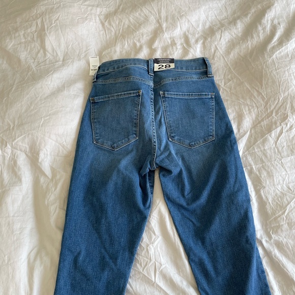 Gap universal jegging in light wash. NWT never worn. High-waisted stretchy comfy - Picture 3 of 6